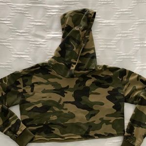 Women’s/Juniors camouflage crop hoodie.